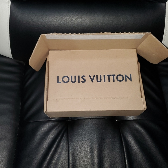 Authentic New Louis Vuitton Toiletry 19/Crossbody - Picture 11 of 16